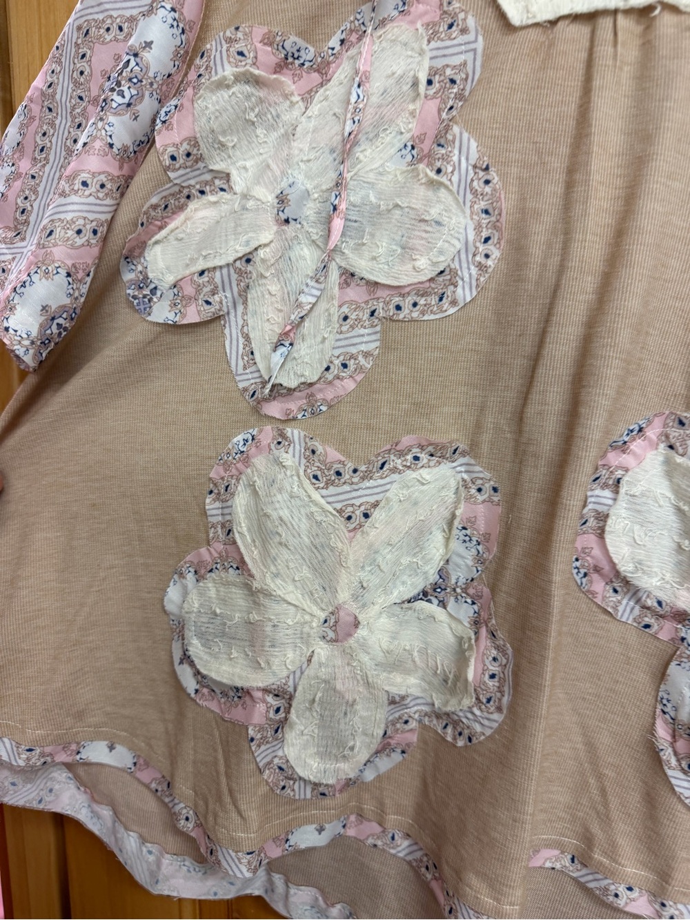 POL Boho Floral Appliqué V-Neck Women's Top - Picture 4 of 8